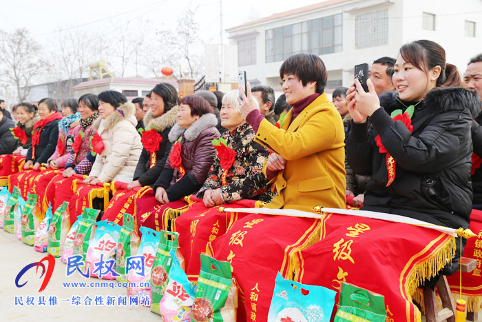 人和鎮(zhèn)黃集村舉行勤勞脫貧暨精神扶貧表彰大會