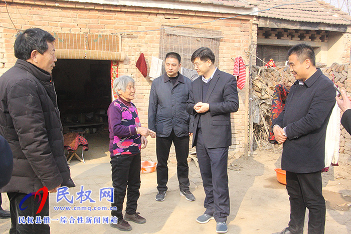 縣委副書(shū)記、縣長(zhǎng)張團(tuán)結(jié)督查調(diào)研脫貧攻堅(jiān)工作