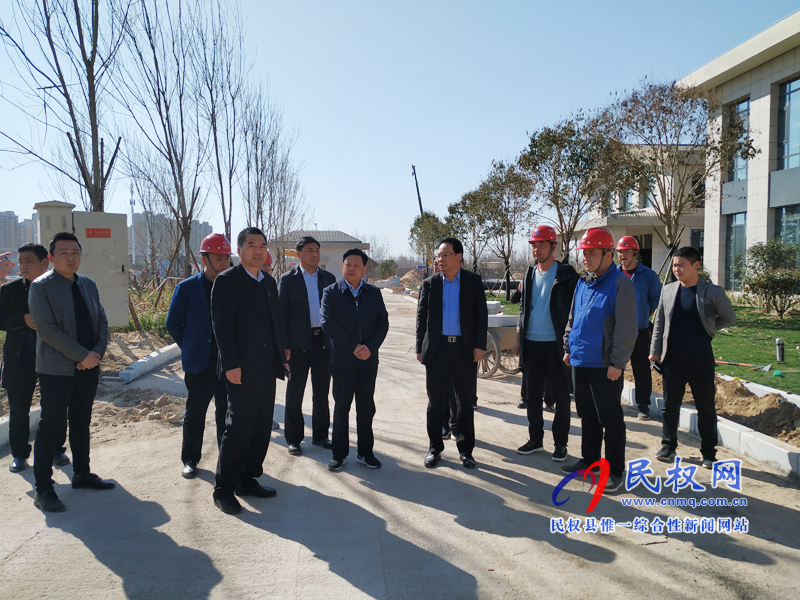 縣委常委、常務(wù)副縣長李啟峰查看代表團會場準(zhǔn)備情況