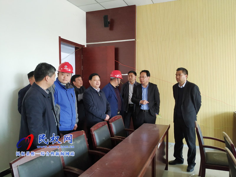 縣委常委、常務(wù)副縣長李啟峰查看代表團會場準(zhǔn)備情況