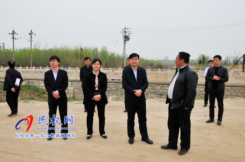 縣委副書記、縣長張團(tuán)結(jié)查看我縣城區(qū)綠化工作開展情況