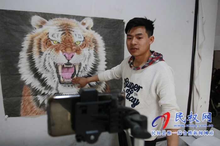 中國畫虎第一村：河南26歲小伙直播賣畫，一場賣出40多幅