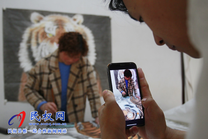 中國畫虎第一村：河南26歲小伙直播賣畫，一場賣出40多幅