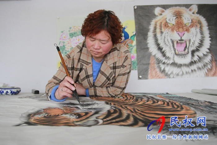 中國畫虎第一村：河南26歲小伙直播賣畫，一場賣出40多幅