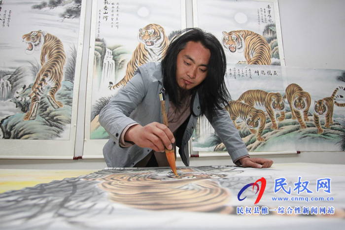 中國畫虎第一村：河南26歲小伙直播賣畫，一場賣出40多幅