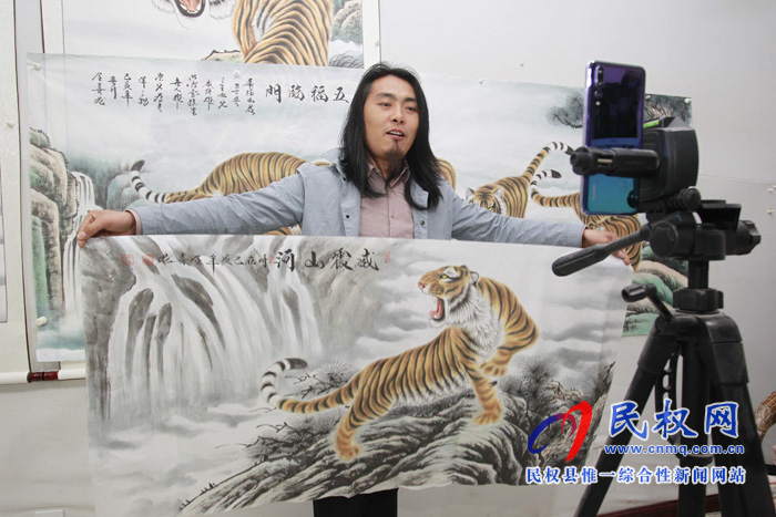 中國畫虎第一村：河南26歲小伙直播賣畫，一場賣出40多幅