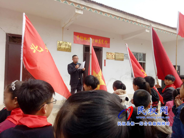北關(guān)鎮(zhèn)師生代表在李館地道抗戰(zhàn)舊址進(jìn)行清明節(jié)祭掃活動