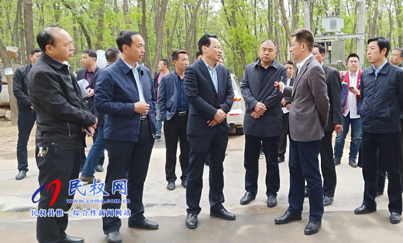縣委常委、常務(wù)副縣長李啟峰現(xiàn)場督導(dǎo)第三屆槐花節(jié)籌備情況