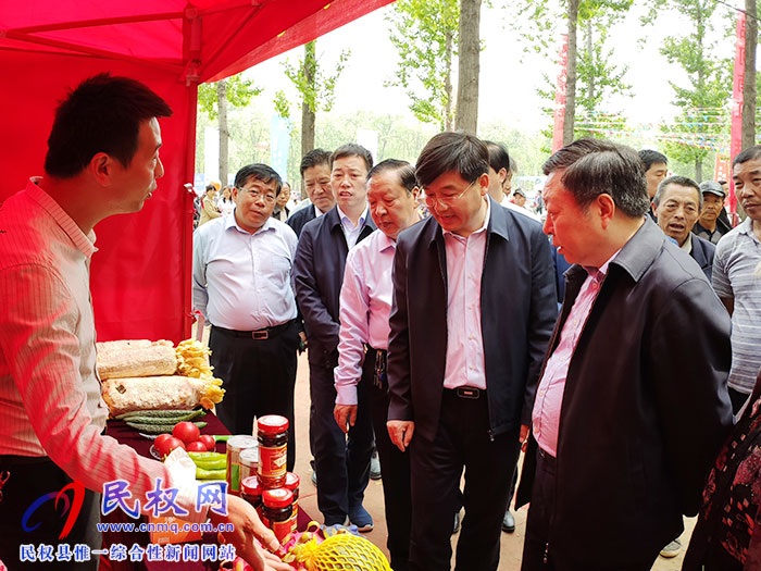 民革省委主委、省政協(xié)副主席李英杰蒞民察看“槐花節(jié)”系列活動