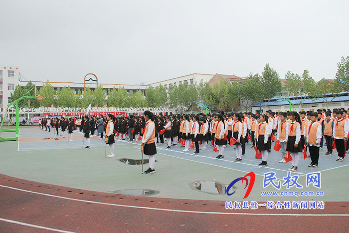 民權(quán)縣實驗小學(xué)舉行“運(yùn)動快樂，激情綻放”春季運(yùn)動會