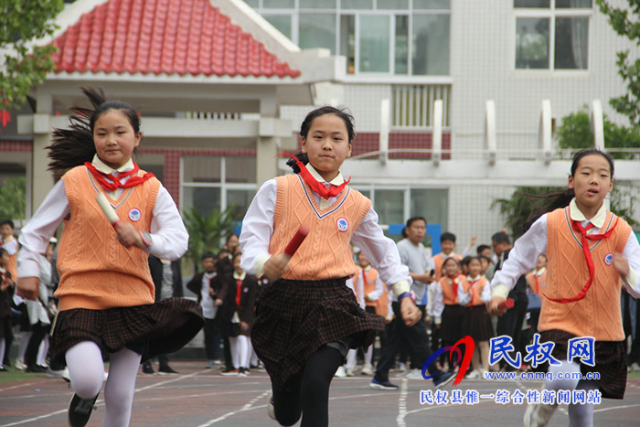 民權(quán)縣實驗小學(xué)舉行“運(yùn)動快樂，激情綻放”春季運(yùn)動會