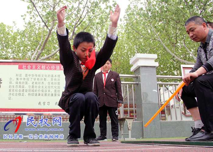 民權(quán)縣實驗小學(xué)舉行“運(yùn)動快樂，激情綻放”春季運(yùn)動會
