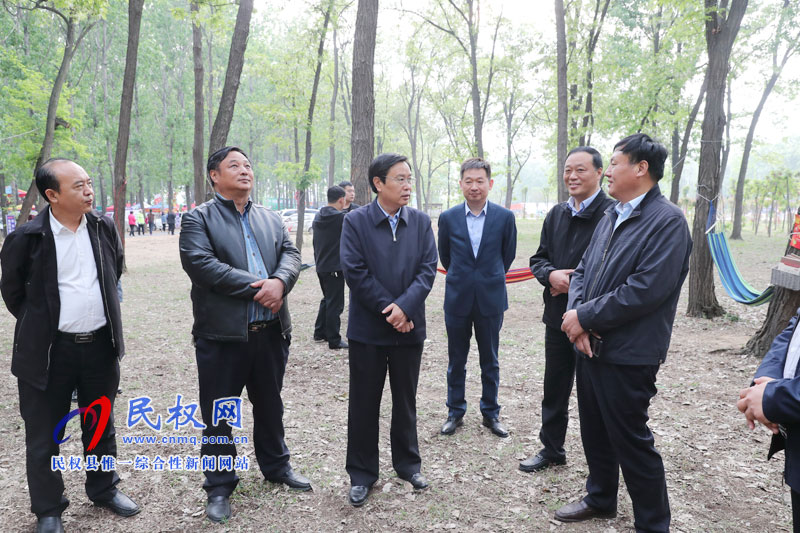 市人大常委會(huì)副主任、民權(quán)縣委書(shū)記姬脈常察看槐花節(jié)系列活動(dòng)開(kāi)展情況