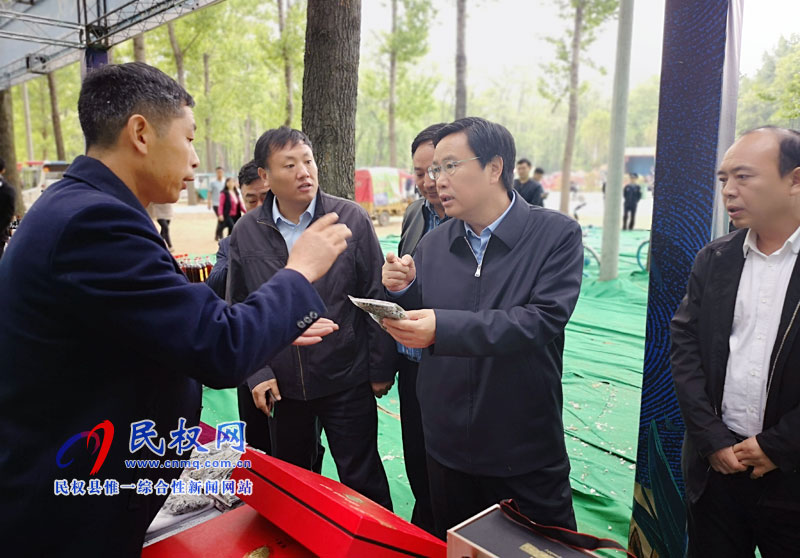 市人大常委會(huì)副主任、民權(quán)縣委書(shū)記姬脈常察看槐花節(jié)系列活動(dòng)開(kāi)展情況