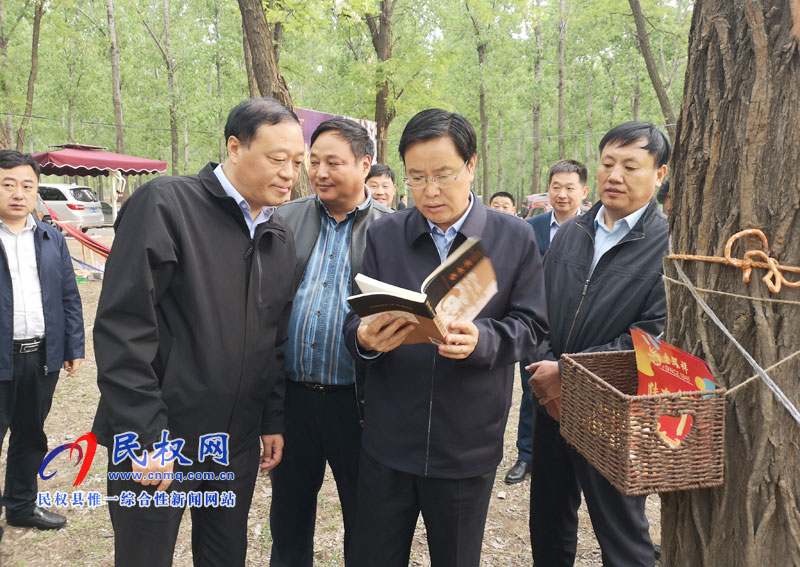 市人大常委會(huì)副主任、民權(quán)縣委書(shū)記姬脈常察看槐花節(jié)系列活動(dòng)開(kāi)展情況