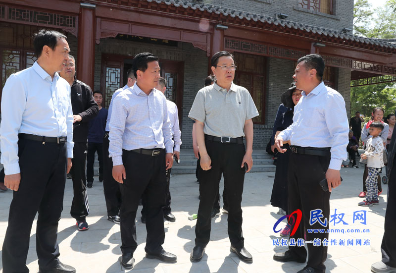 市人大常委會副主任、民權縣委書記姬脈常指導花園鄉(xiāng)趙洪坡村民俗文化節(jié)及五一安保工作
