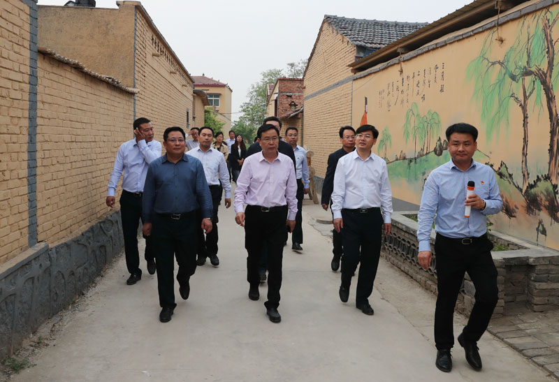 市人大常委會(huì)副主任、民權(quán)縣委書記姬脈常，縣委副書記、縣長(zhǎng)張團(tuán)結(jié)帶隊(duì)到永城市考察鄉(xiāng)村旅游和美麗鄉(xiāng)村建設(shè)
