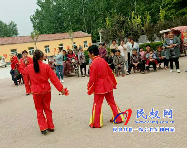 野崗鎮(zhèn)“春蕾”藝人?；鼐蠢显嚎纯? title=