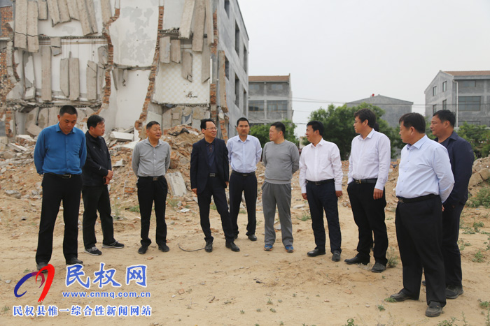 縣委常委、常務(wù)副縣長李啟峰查看我縣綠化和重點拆遷工作