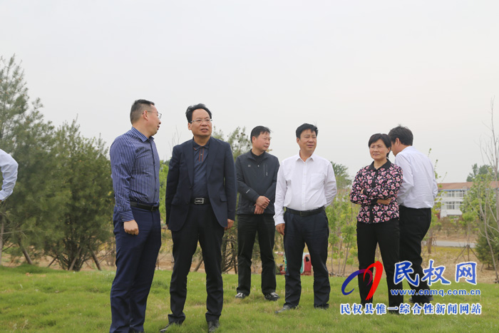 縣委常委、常務(wù)副縣長李啟峰查看我縣綠化和重點拆遷工作
