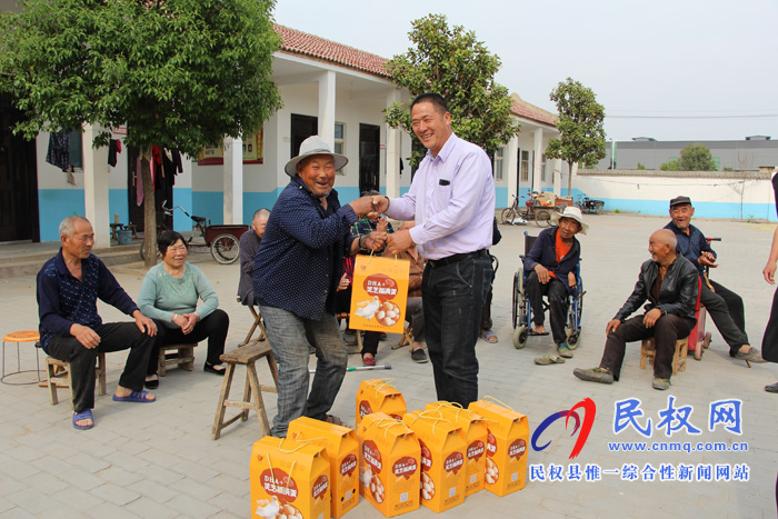 雙塔鎮(zhèn)愛(ài)心人士慰問(wèn)敬老院五保老人