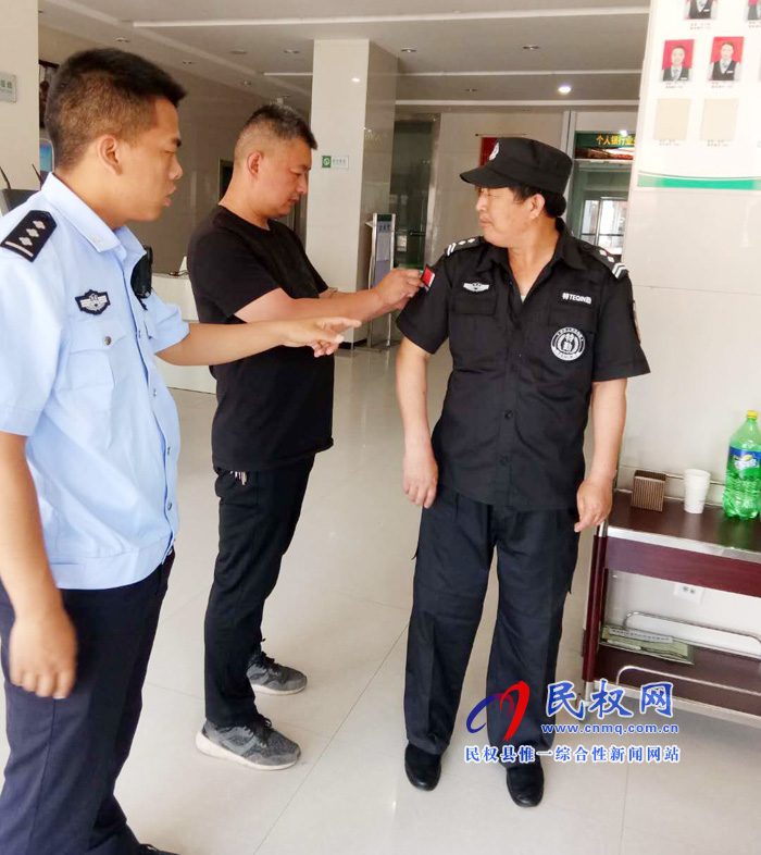 龍?zhí)伶?zhèn)綜治辦對鎮(zhèn)域內(nèi)企事業(yè)單位保安服裝標(biāo)識進(jìn)行排查 龍?zhí)伶?zhèn)綜治辦對鎮(zhèn)域內(nèi)企事業(yè)單位保安服裝標(biāo)識進(jìn)行排查