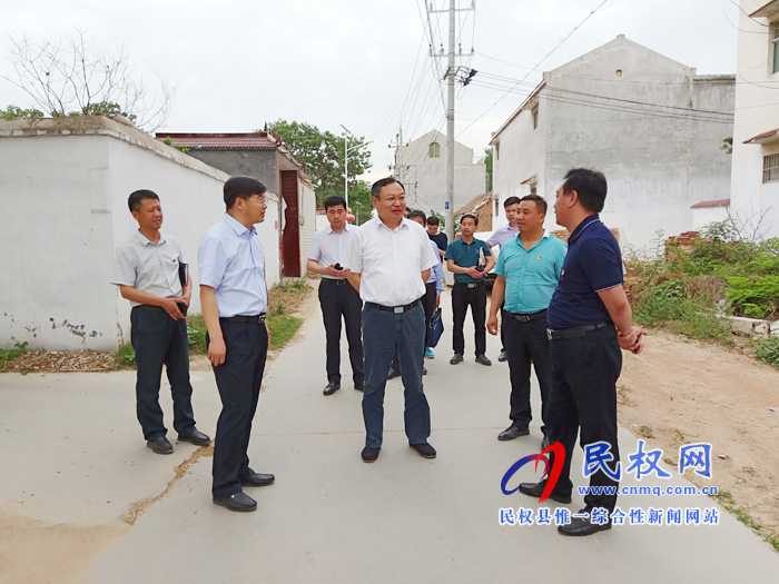 市委常委、常務副市長吳祖明到我縣龍?zhí)伶?zhèn)邢莊村開展“三?五”基層工作日活動