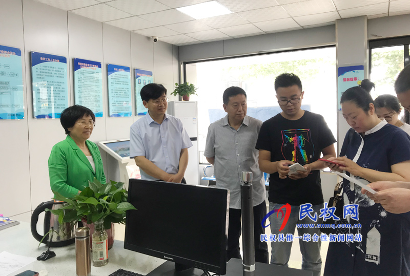 市統(tǒng)計(jì)局黨組書記、局長(zhǎng)王偉岸到我縣檢查第四次全國(guó)經(jīng)濟(jì)普查數(shù)據(jù)