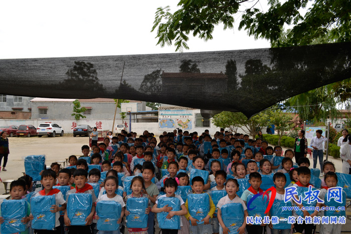 民權(quán)縣程莊鎮(zhèn)王柿園希望小學(xué)舉行“有福童享 繪就夢想”愛心公益活動(dòng)受贈(zèng)儀式 民權(quán)縣程莊鎮(zhèn)王柿園希望小學(xué)舉行“有福童享 繪就夢想”愛心公益活動(dòng)受贈(zèng)儀式