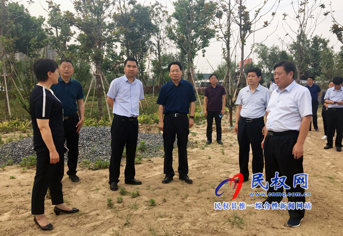 縣委常委、常務(wù)副縣長(zhǎng)李啟峰查看我縣創(chuàng)建國(guó)家園林城市工作開(kāi)展情況