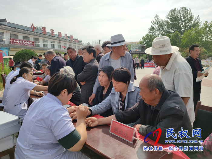 民權:“四下鄉(xiāng)”暨“科技活動周”活動 ?服務群眾零距離 民權:“四下鄉(xiāng)”暨“科技活動周”活動 ?服務群眾零距離