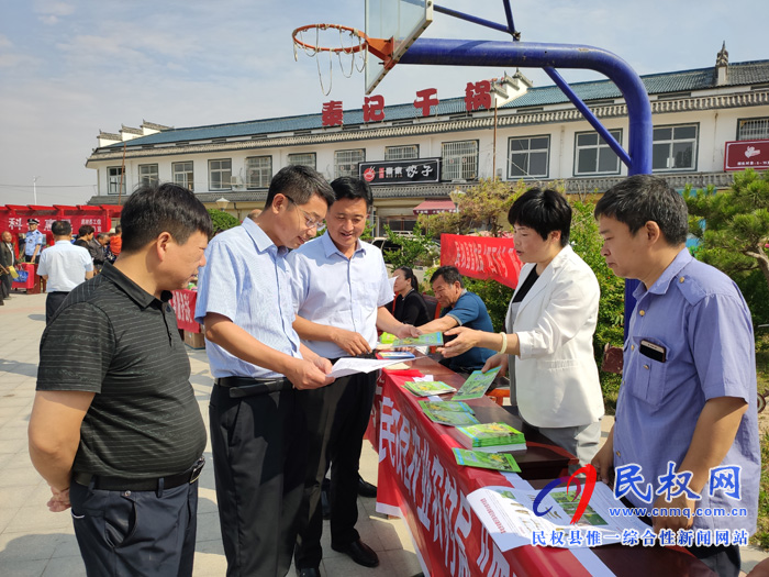 民權:“四下鄉(xiāng)”暨“科技活動周”活動 ?服務群眾零距離 民權:“四下鄉(xiāng)”暨“科技活動周”活動 ?服務群眾零距離