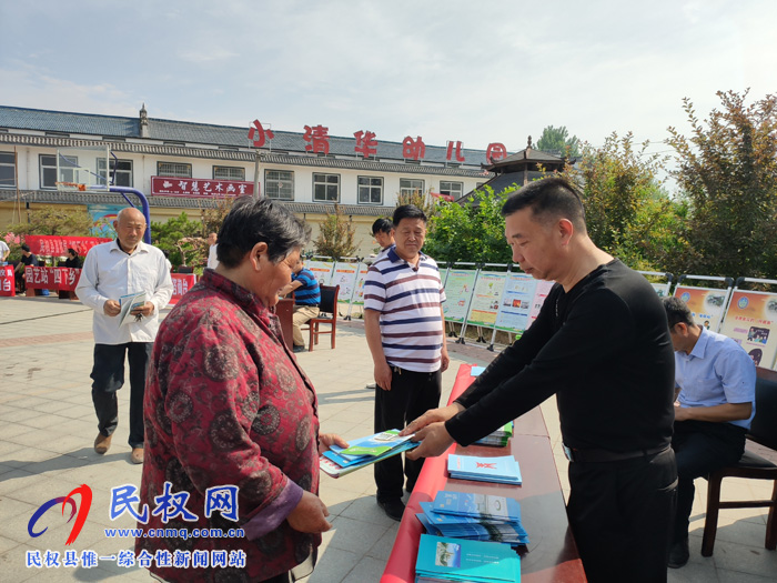 民權:“四下鄉(xiāng)”暨“科技活動周”活動 ?服務群眾零距離 民權:“四下鄉(xiāng)”暨“科技活動周”活動 ?服務群眾零距離