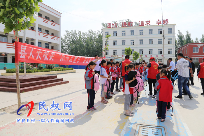 縣人大機(jī)關(guān)開展“六一兒童節(jié)”慰問(wèn)活動(dòng) 縣人大機(jī)關(guān)開展“六一兒童節(jié)”慰問(wèn)活動(dòng)