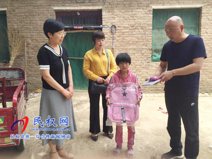 民權(quán)縣總工會到白云寺鎮(zhèn)柏木崗村慰問留守兒童