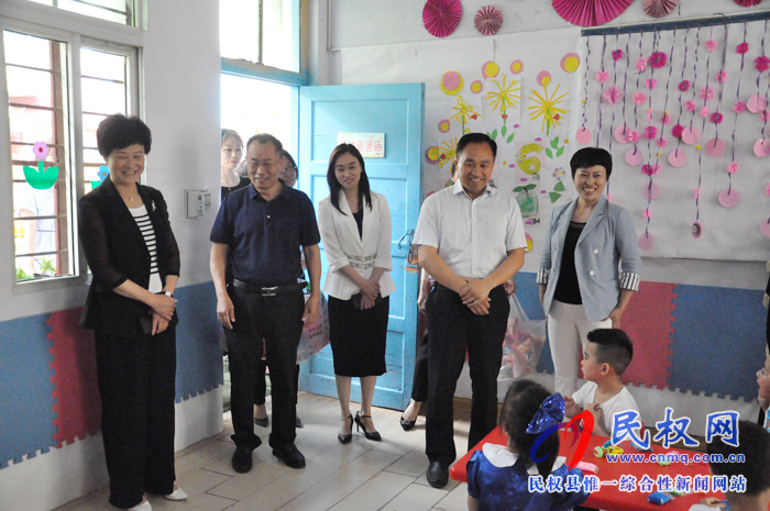 “六一”國際兒童節(jié)縣領(lǐng)導走訪慰問少年兒童 “六一”國際兒童節(jié)縣領(lǐng)導走訪慰問少年兒童