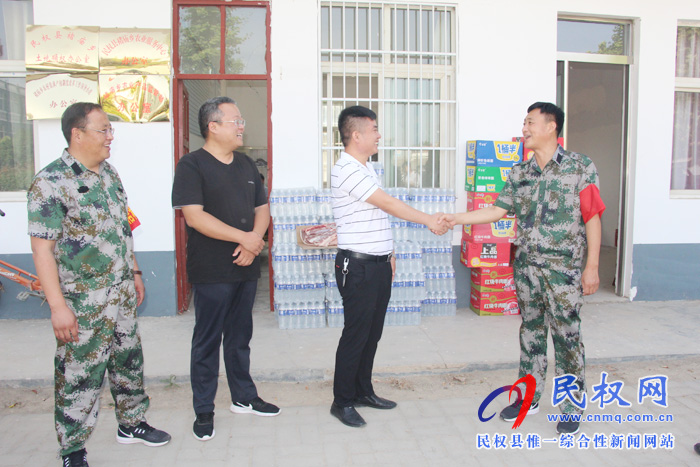 縣工商聯(lián)與愛(ài)心人士到褚廟鄉(xiāng)慰問(wèn)“三夏”秸稈禁燒一線干部 縣工商聯(lián)與愛(ài)心人士到褚廟鄉(xiāng)慰問(wèn)“三夏”秸稈禁燒一線干部