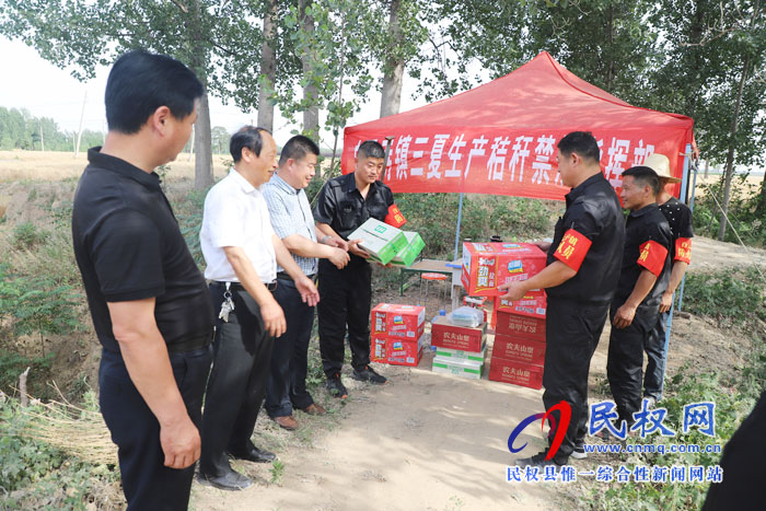 副縣長張士彬、縣總工會主席瞿志君到白云寺鎮(zhèn)慰問“三夏”秸稈禁燒一線干部