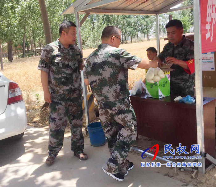 野崗鎮(zhèn)麥?zhǔn)辗阑饝?yīng)急隊員為“三夏”禁燒戰(zhàn)士送慰問包子 野崗鎮(zhèn)麥?zhǔn)辗阑饝?yīng)急隊員為“三夏”禁燒戰(zhàn)士送慰問包子
