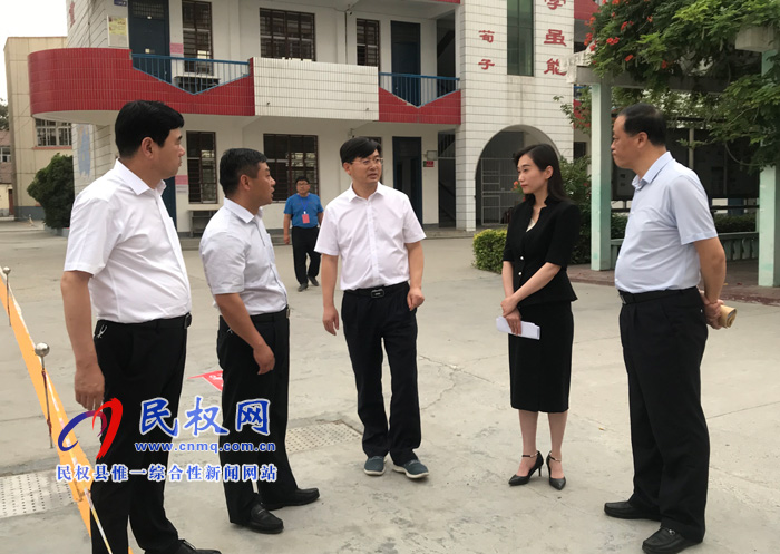 縣委副書記、縣長(zhǎng)張團(tuán)結(jié)查看高考工作準(zhǔn)備情況