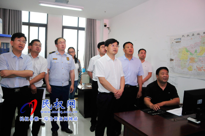 縣委副書記、縣長張團(tuán)結(jié)查看“三夏”工作開展情況
