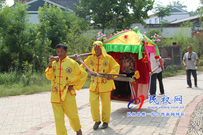 花園鄉(xiāng)趙洪坡村舉行首屆“觀民俗、包粽子、坐花轎”民俗文化活動