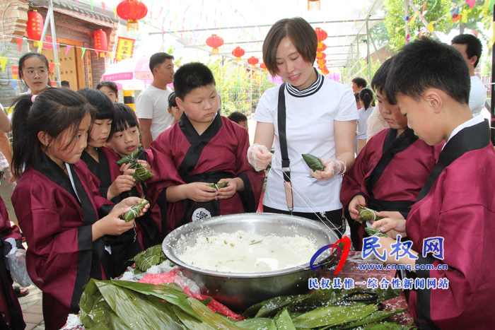 花園鄉(xiāng)趙洪坡村舉行首屆“觀民俗、包粽子、坐花轎”民俗文化活動