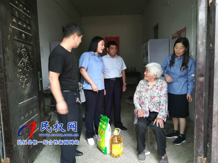 民權(quán)縣人民檢察院開展“三夏幫扶”走訪慰問貧困戶活動 民權(quán)縣人民檢察院開展“三夏幫扶”走訪慰問貧困戶活動
