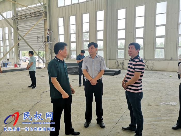 縣委副書記、縣長張團(tuán)結(jié)查看我縣企業(yè)生產(chǎn)和建設(shè)工作