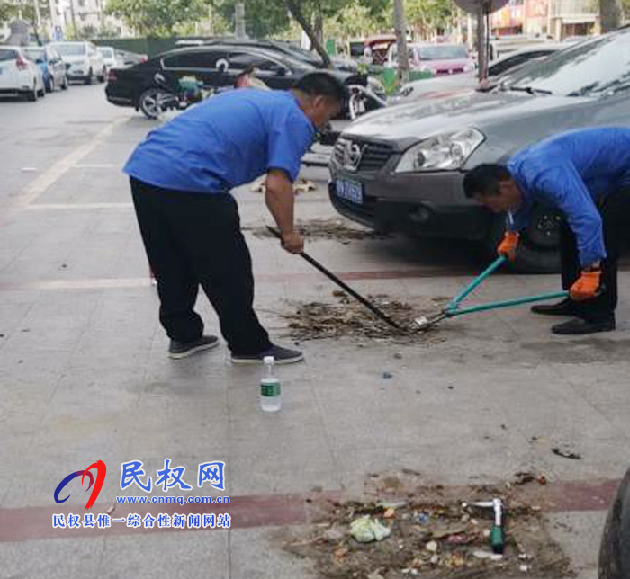 縣城市管理局:開展違規(guī)私設(shè)停車樁專項(xiàng)整治行動 縣城市管理局:開展違規(guī)私設(shè)停車樁專項(xiàng)整治行動