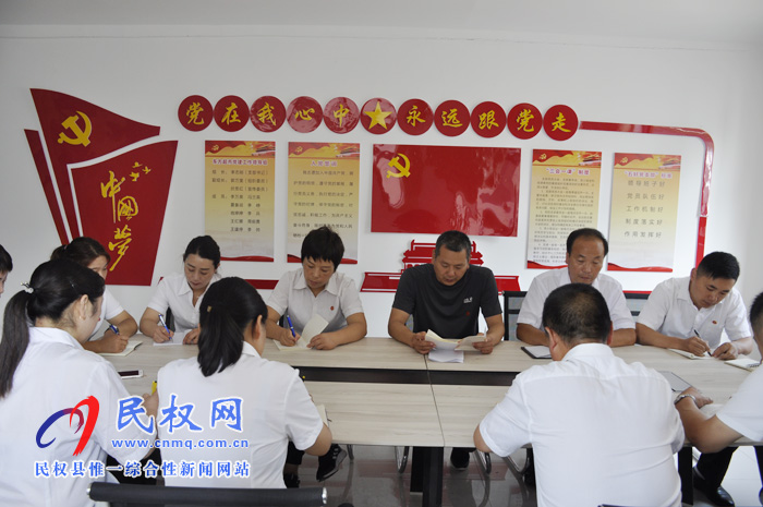 縣東方超市黨支部開展“不忘初心 牢記使命 重溫入黨誓詞 促進(jìn)企業(yè)發(fā)展”活動(dòng) 縣東方超市黨支部開展“不忘初心 牢記使命 重溫入黨誓詞 促進(jìn)企業(yè)發(fā)展”活動(dòng)