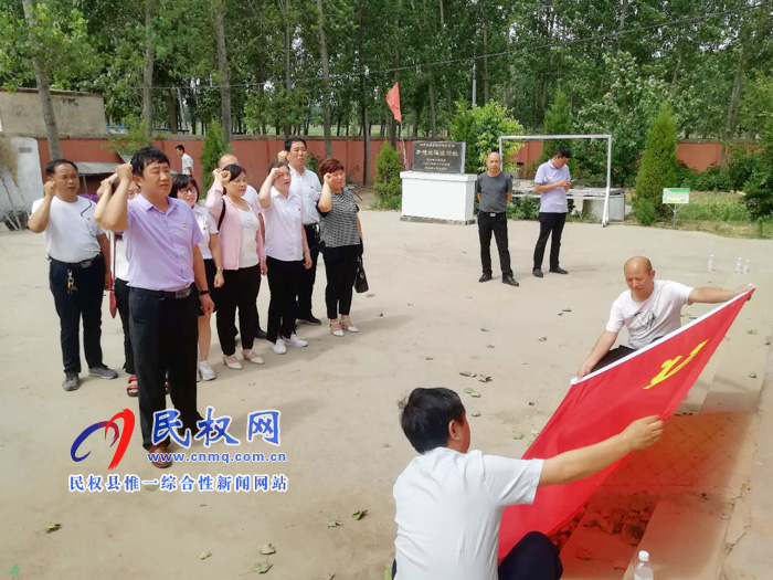 縣民族學(xué)校黨支部組織黨員教師開展“參觀李館地道遺址，弘揚(yáng)紅色革命精神” 實(shí)踐教育活動(dòng)