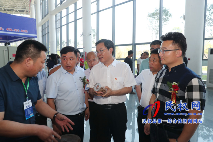 市人大常委會(huì)副主任、縣委書(shū)記姬脈常參觀2019第七屆中國(guó)花生、葵花產(chǎn)業(yè)博覽會(huì)展館