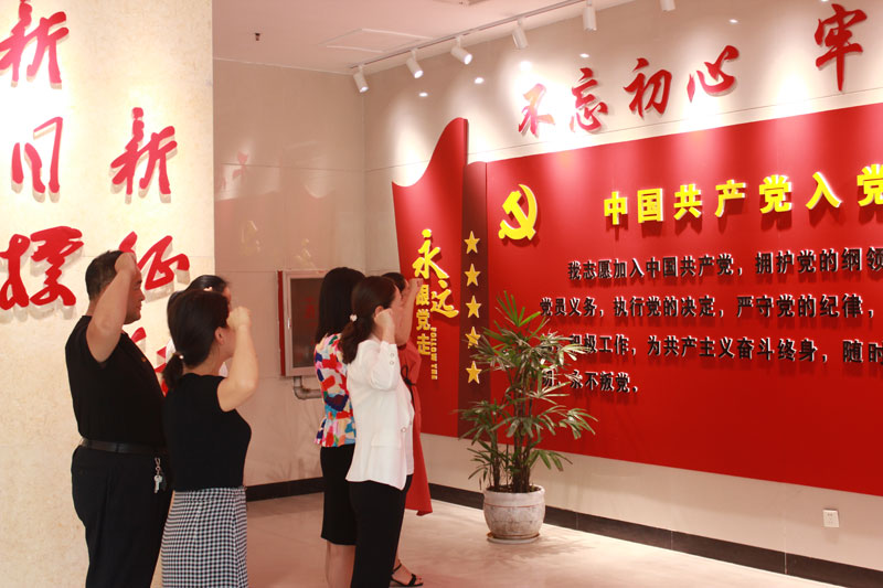 團(tuán)委、婦聯(lián)開展慶“七一”重溫入黨誓詞活動